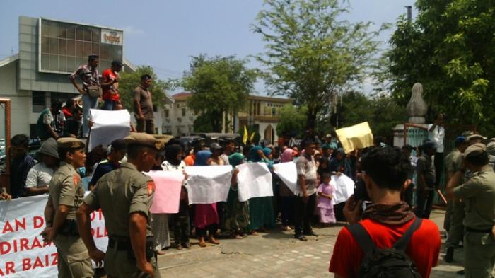 Demo Masyarakat Nagan Raya di depan DPRA